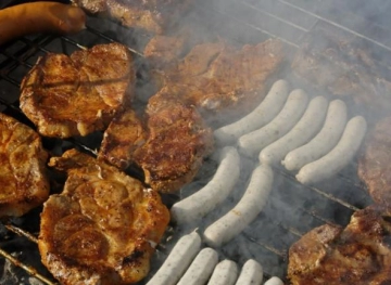 Lady complains her neighbors to the Supreme Court because of the smell of barbecue!