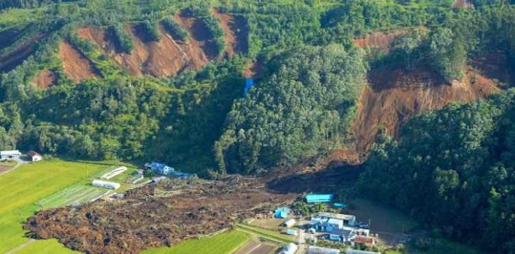 The death toll of Japan&acute;s earthquake rises to 30