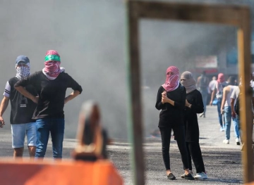 8 injuries at Beit El checkpoint