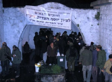 Nablus: 10 youths suffocated after settlers storm the tomb of Yousef