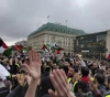 A pause in front of the &quot;Berlin Gate&quot; to reject the Israeli occupation