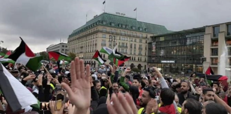 A pause in front of the &quot;Berlin Gate&quot; to reject the Israeli occupation