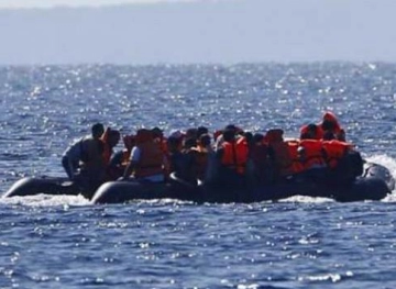 Thirteen refugees and a dozen are missing after a migrant boat sank off Italy&acute;s Lampedusa