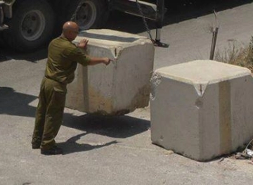 The occupation closes the entrance to the town of Beit Amr and frees violations against drivers