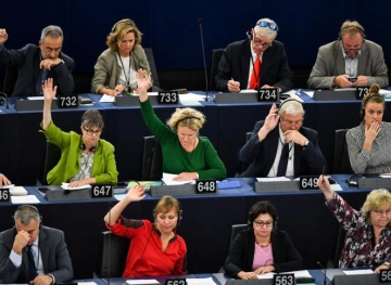 European Parliament votes to halt HungaryÂ´s &quot;threat&quot; to democracy