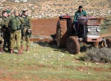 The occupation forces expel a farmer from his land south of Nablus