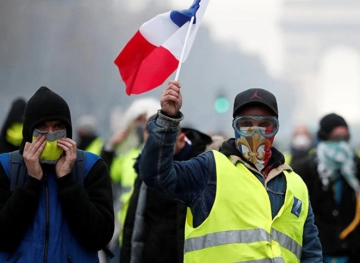 Activists from the &quot;Zero Jackets&quot; quietly demonstrate the day after the clashes in Paris