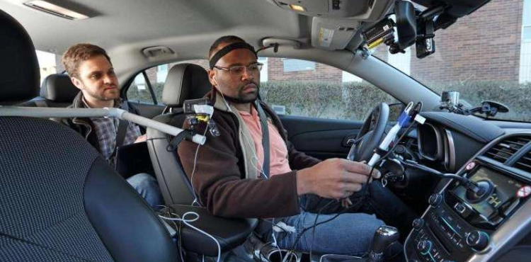Artificial intelligence system to determine when to talk to the driver while driving