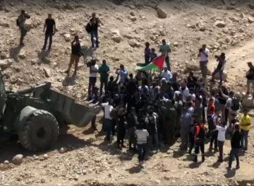 The occupation closes the roads leading to the village of al-Khan al-Ahmar
