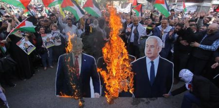 Angry protesters burn trumpets of Trump, Netanyahu and Pompeo in the center of Nablus