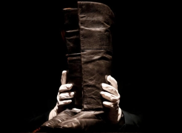 More than $ 100,000 price tag for the shoes of a historic leader