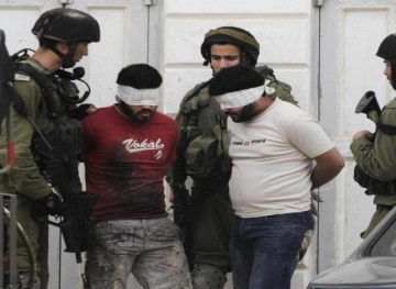 The Israeli army arrested 4 young men at two military checkpoints