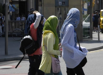 Germany: Two young men attack a Muslim girl and take off her veil