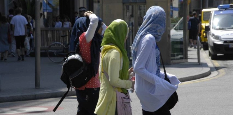 Germany: Two young men attack a Muslim girl and take off her veil