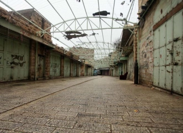 A massive strike in Hebron, denouncing Judaization and settlement