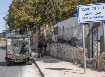 The occupation demolishes two houses in Jabal Al-Mukabber