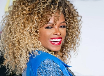 British singer &quot;Flor East&quot; celebrates Christmas with her husband in Paris