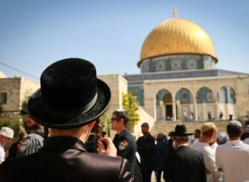 Dozens of settlers storm Al-Aqsa to protect the occupation police