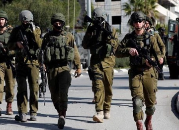 The occupation forces arrested a father and his son from Anata, east of Jerusalem