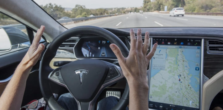 An American senator calls on Tesla to change the brand of automobile driving