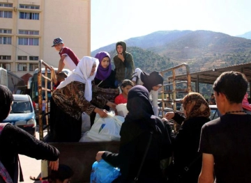 700,000 Syrians displaced from Idlib, amid intense air strikes
