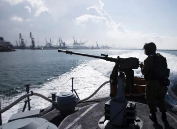 Gaza: Israeli boats target a boat and try to sink it
