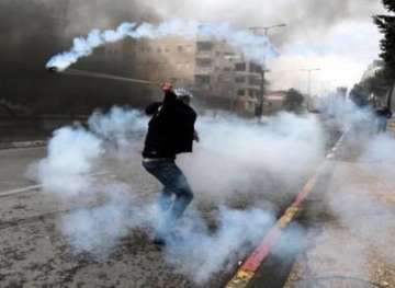 Suffocation suffocation during the confrontations north of Hebron