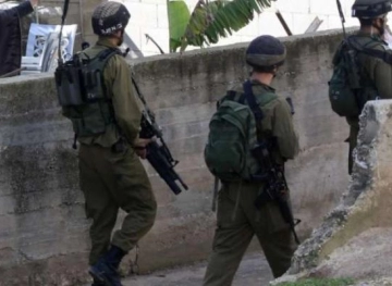 The occupation forces arrest 3 civilians and raided separate neighborhoods in Hebron