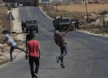 The occupation forces arrested a young man after he was hit with a rubber bullet in Al-Fawwar camp