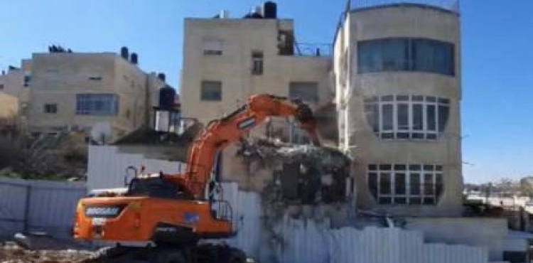 The occupation forces Jerusalem to demolish its home