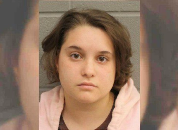 An American young woman wounded her relative while having fun with a pistol !!