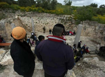 Dozens of settlers storm the Antiquities area in Sebastia