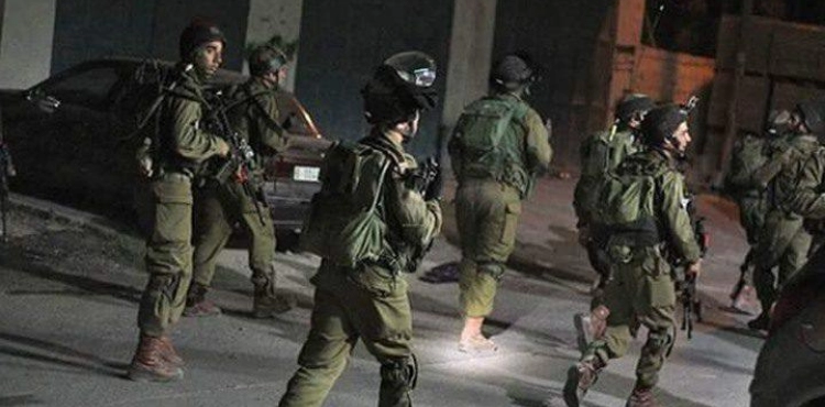 Israeli arrests 8 citizens and seizes vehicle in Al-Bireh
