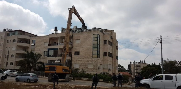 Israeli bulldozers demolished a house in Shu&acute;fat