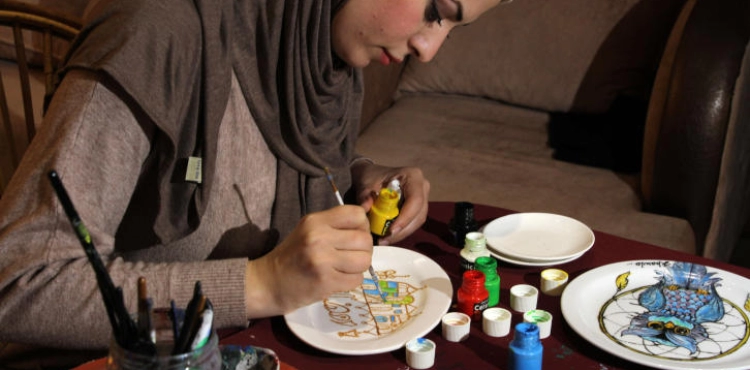 A journalist from Gaza exploits domestic stone to restore her hobby in painting