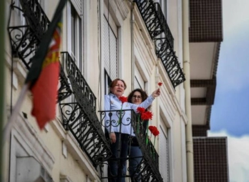 The Portuguese celebrate the anniversary of the carnation revolution from their balcony