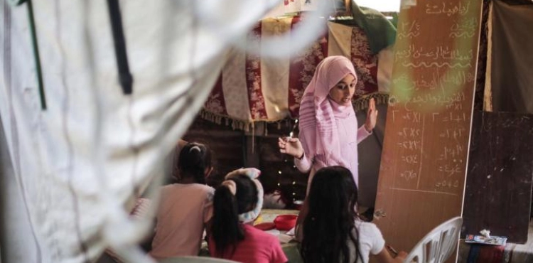 Gaza: Children attend school despite the closure of their schools due to &quot;Covid 19&quot; disease.