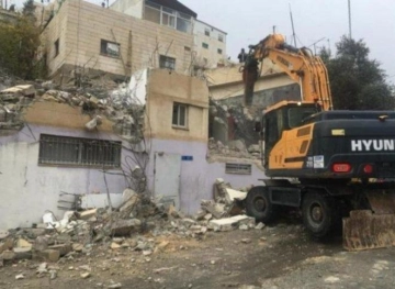 The occupation demolishes a house in Silwan, south of occupied Jerusalem
