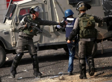 The occupation forces arrested a journalist at the Beit Iksa checkpoint, northwest of Jerusalem