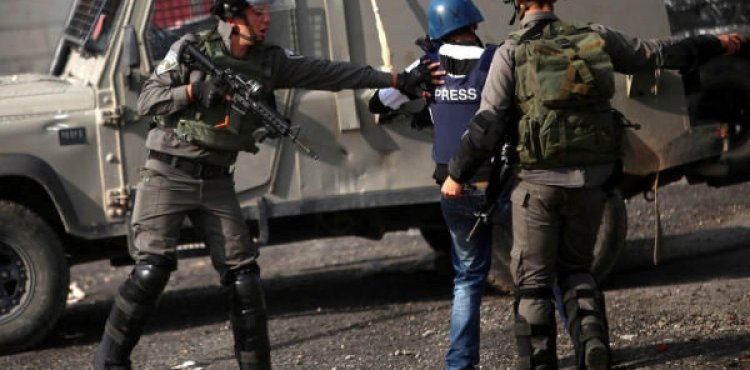 The occupation forces arrested a journalist at the Beit Iksa checkpoint, northwest of Jerusalem