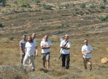 Settlers put mobile homes east of Nablus