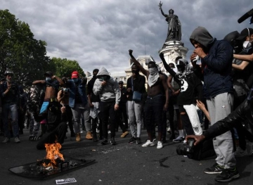 Thousands protest against police violence in Paris
