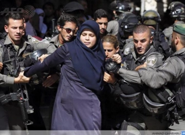 The occupation forces arrest a guard and 5 Jerusalemites after beating them in &quot;Al-Aqsa&quot;