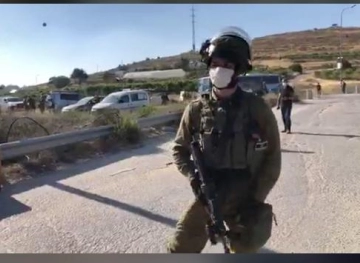 Settlers try to seize a mountain in the town of Halhoul