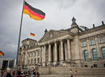 Find a mass grave containing the well-being of 800 German soldiers killed in Russia
