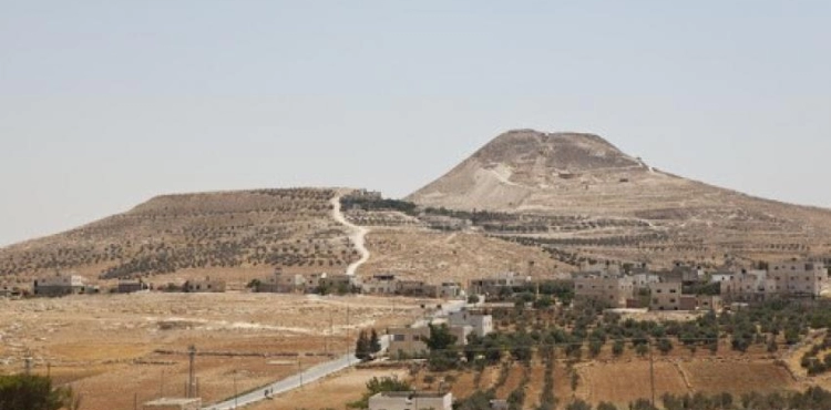 The occupation seizes 700 dunums east of Bethlehem