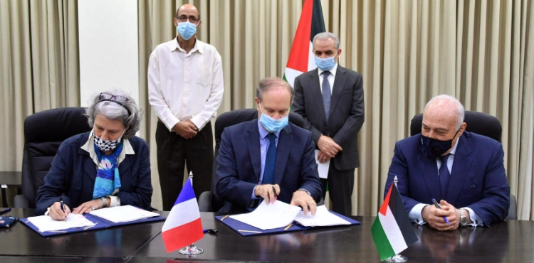 Palestine and France sign an agreement of 10 million euros to support health, water and civil society