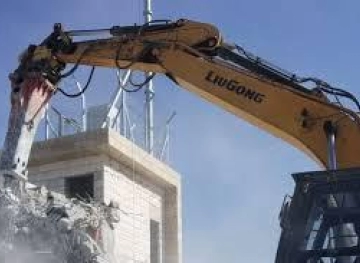 The occupation demolishes an apartment building under construction in Jabal Al-Mukaber, Jerusalem
