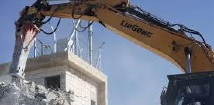 The occupation demolishes an apartment building under construction in Jabal Al-Mukaber, Jerusalem
