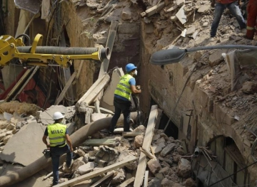 Beirut holds its breath waiting for a &quot;miracle&quot; from under the rubble